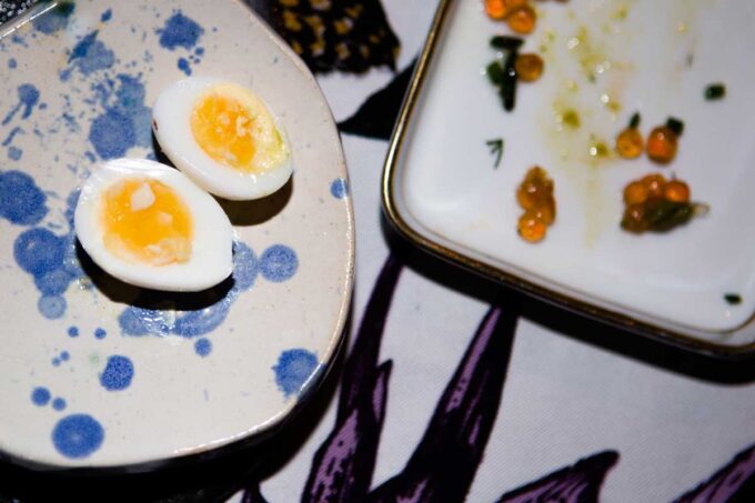 Exklusives Supperclub-Event im ikonic.mom Berlin-Neukölln mit langer Tafel und stimmungsvoller Beleuchtung im Industrie-Loft.