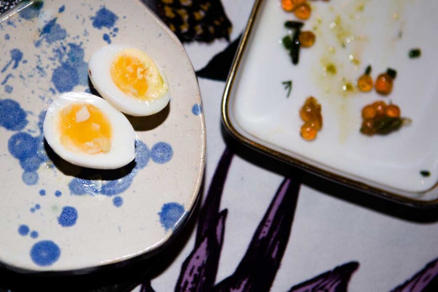 Exklusives Supperclub-Event im ikonic.mom Berlin-Neukölln mit langer Tafel und stimmungsvoller Beleuchtung im Industrie-Loft.